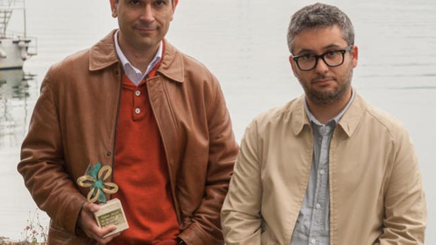 Los dos autores premiados posan con su galardón