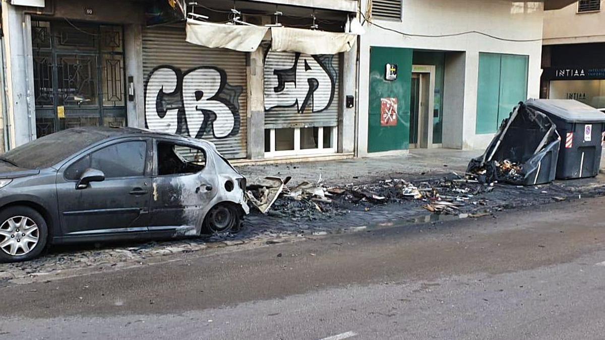 El coche, el edificio y los contenedores arrasados por el fuego en Palma en marzo pasado.