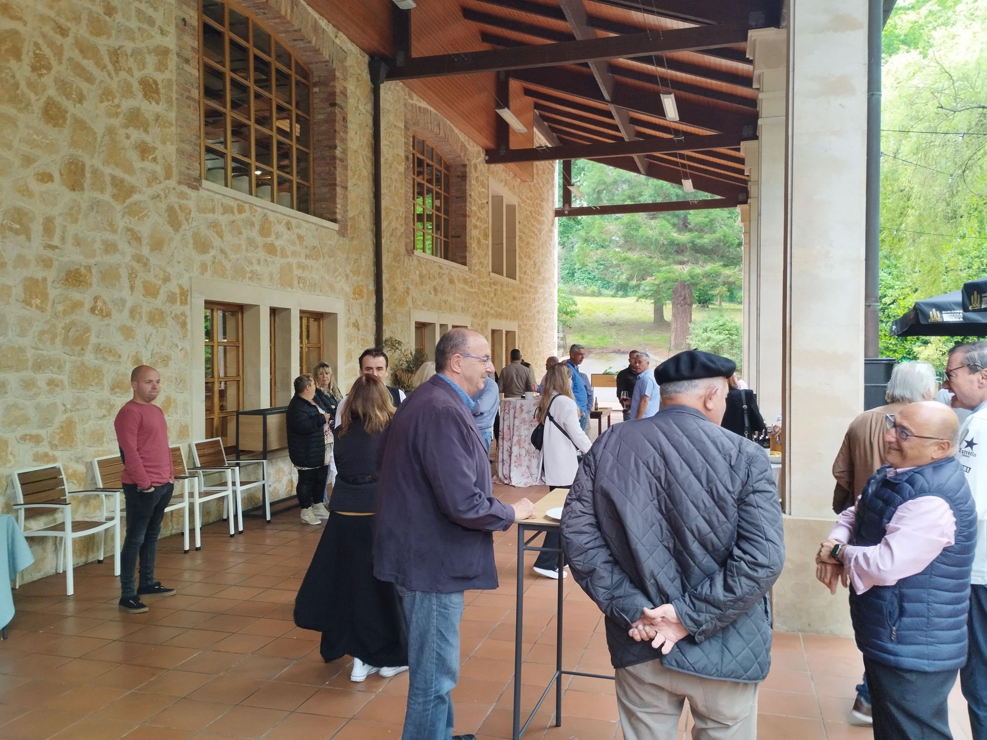 La plantilla del Ayuntamiento de Llanera celebra Santa Rita con homenaje al empleado jubilado, Juan José Prado