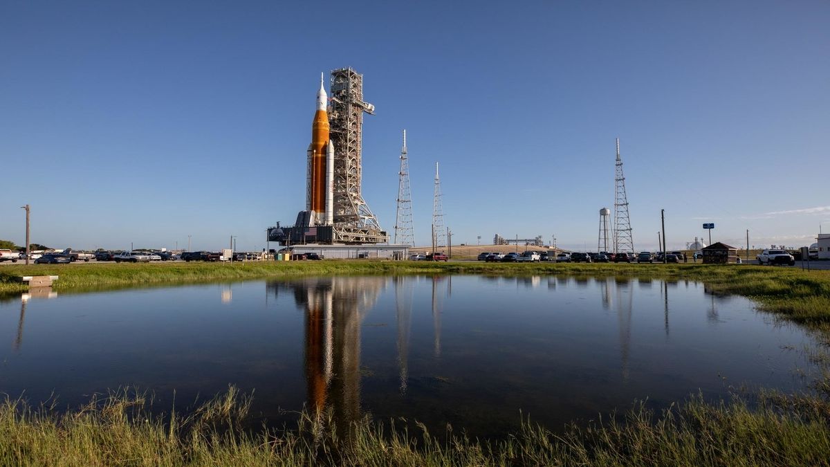 El gigantesco cohete 'SLS&quot; de la NASA ya está listo y anclado a la plataforma de lanzamiento