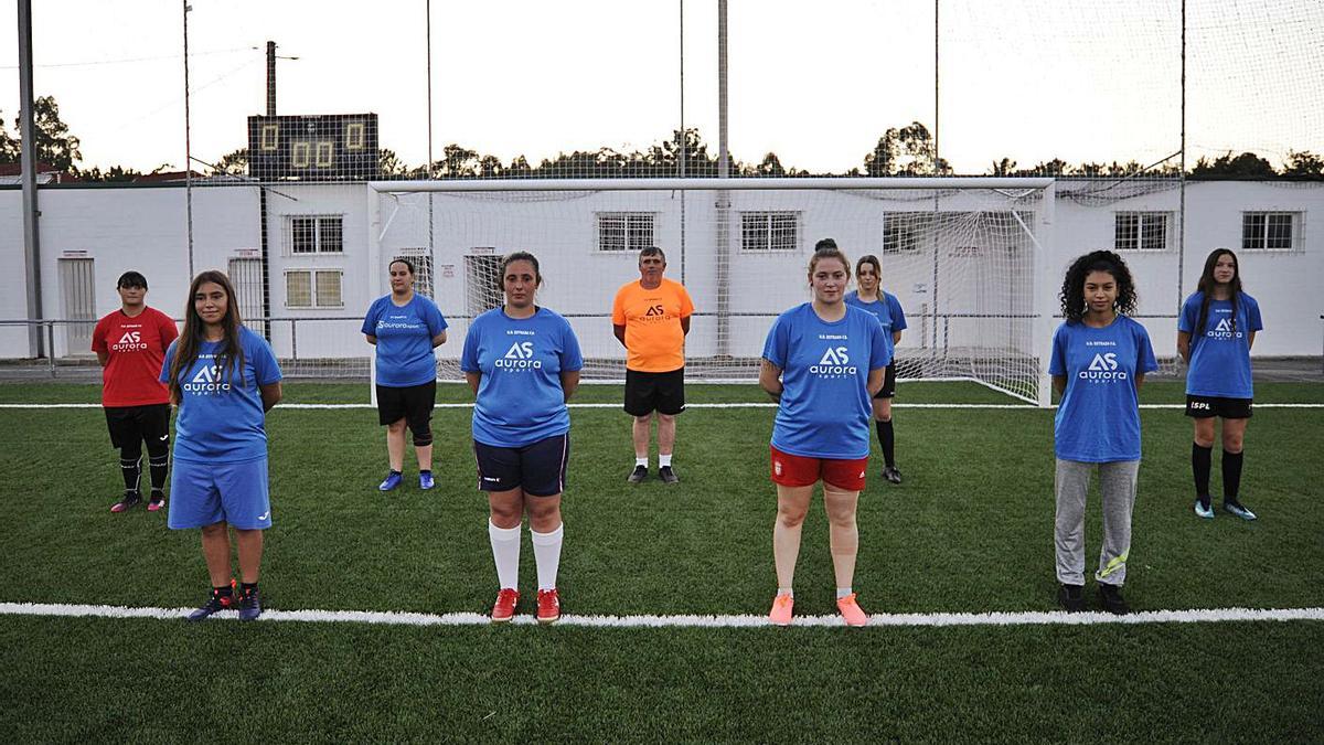 El equipo femenino estradense, ayer, en el estadio Manuel Regueiro. |  // BERNABÉ/JAVIER LALÍN