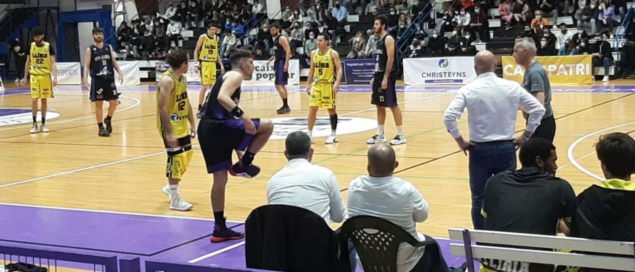 Un momento del partido de ayer, con el técnico Víctor Rubio, de espaldas, atento a sus jugadores.         | LEVANTE-EMV