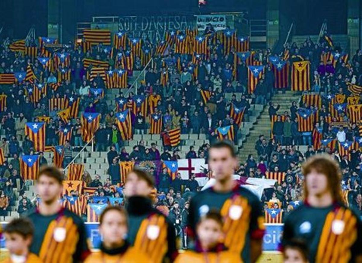 Coro, Bojan, Busquets i Puyol escolten els himnes en presència de nombroses banderes independentistes, ahir a Montjuïc. Coro, Bojan, Busquets i Puyol escolten els himnes en presència de nombroses banderes independentistes, ahir a Montjuïc.