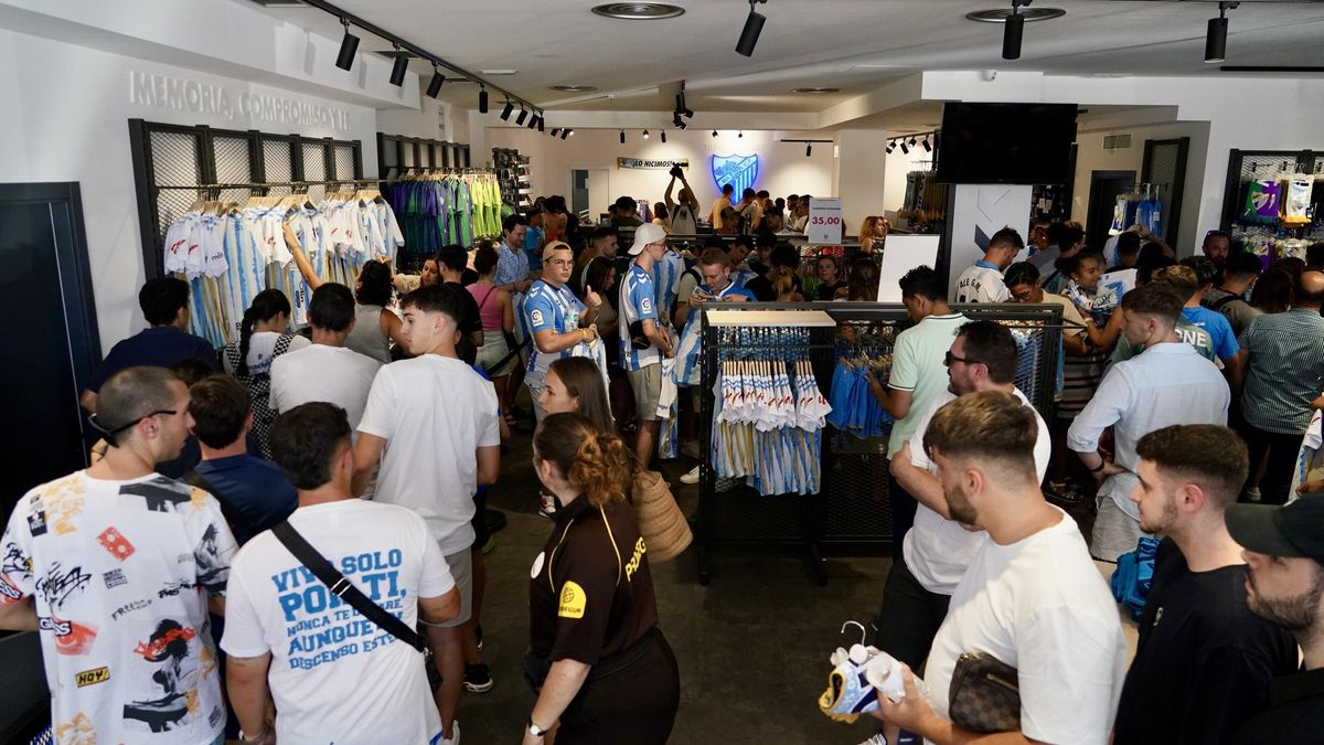 Imagen del estreno de la equipación del Málaga CF 24/25.