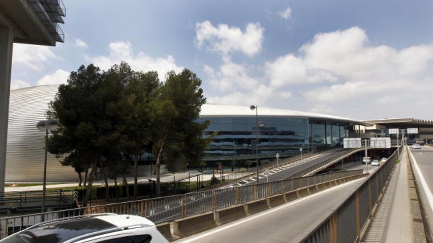Aspecto de la nueva terminal 2 del aeropuerto de Manises, desde la carretera de salida de las instalaciones.