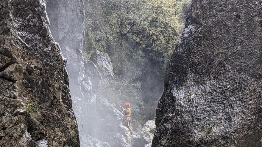 Bomberos en el barranco de Bolulla.