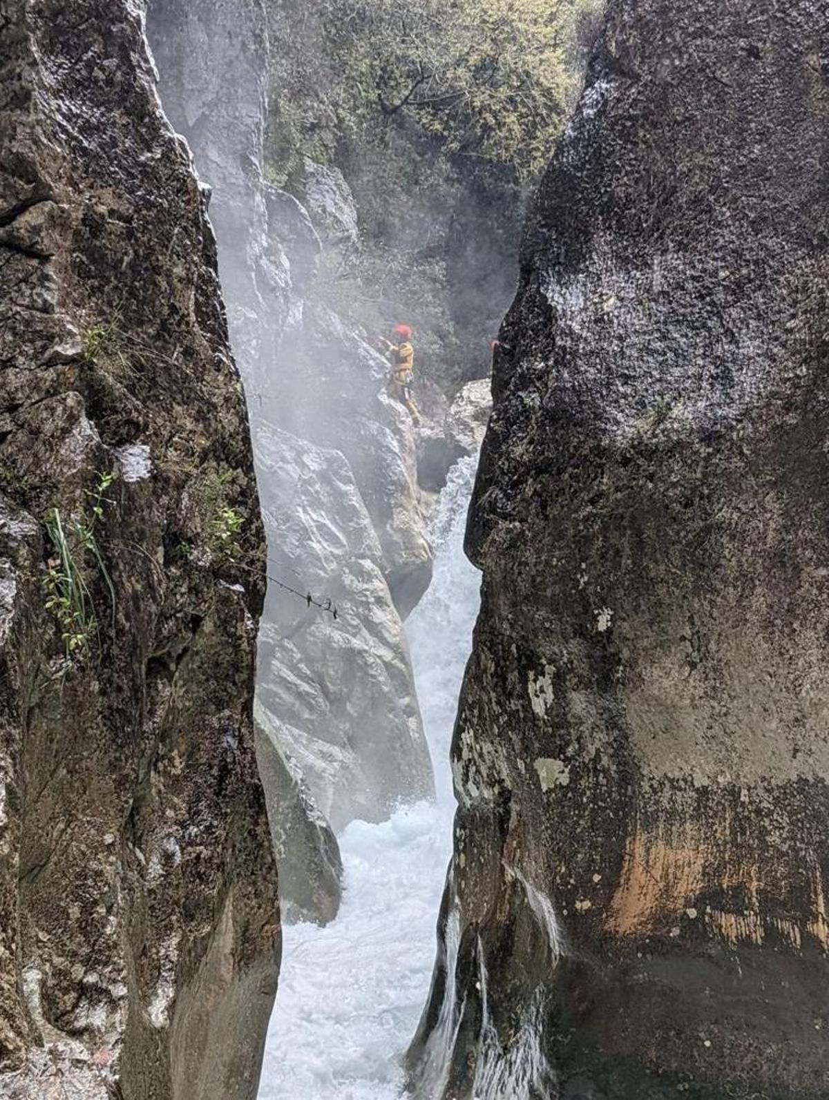 Bomberos en el barranco de Bolulla.