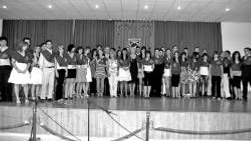 Entrega de becas en el colegio licenciados reunidos