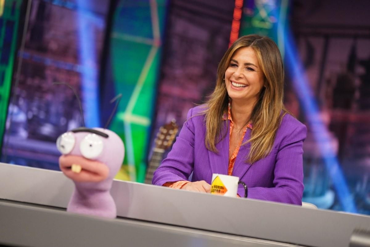 Nuria Roca, con un traje morado de Sandro Paris