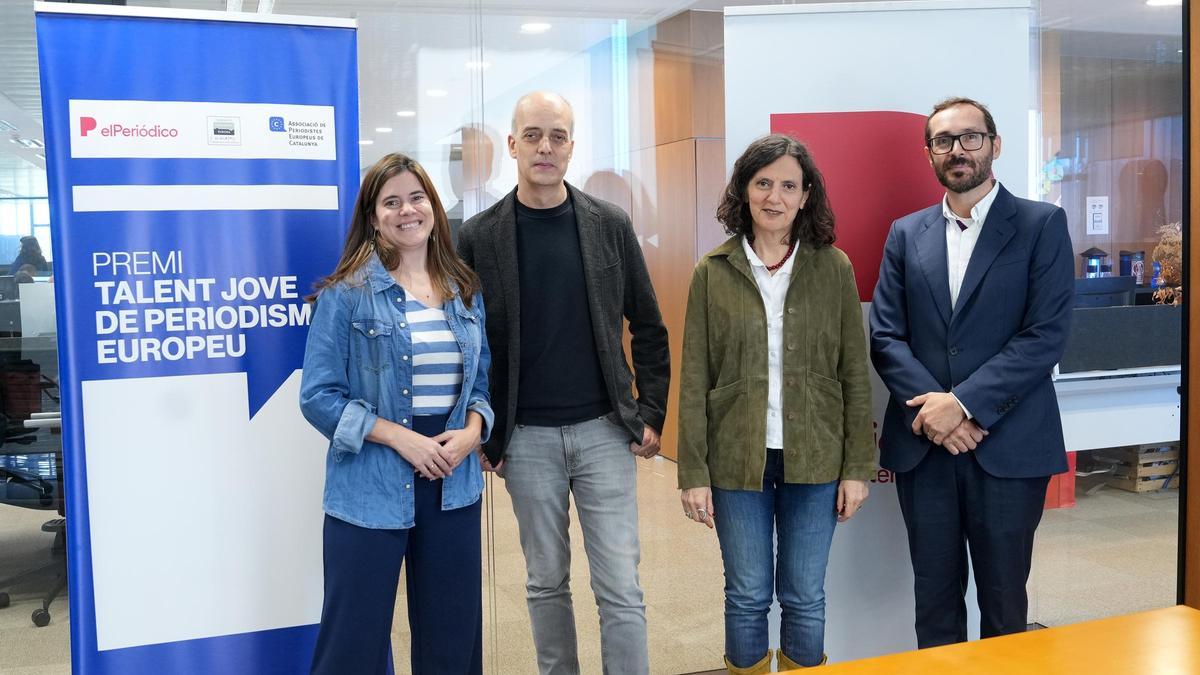 Firma en la redacción de el periódico del convenio I Premi Talent Jove de periodisme europeu. De izquierda a derecha: Laura Pous, vicepresidenta de la APEC; Marc Vidal, presidente de la APEC; Gemma Martínez, directora adjunta de El Periódico, y Guillem Maragall, vicepresidente de la Fundació Catalunya Europa.