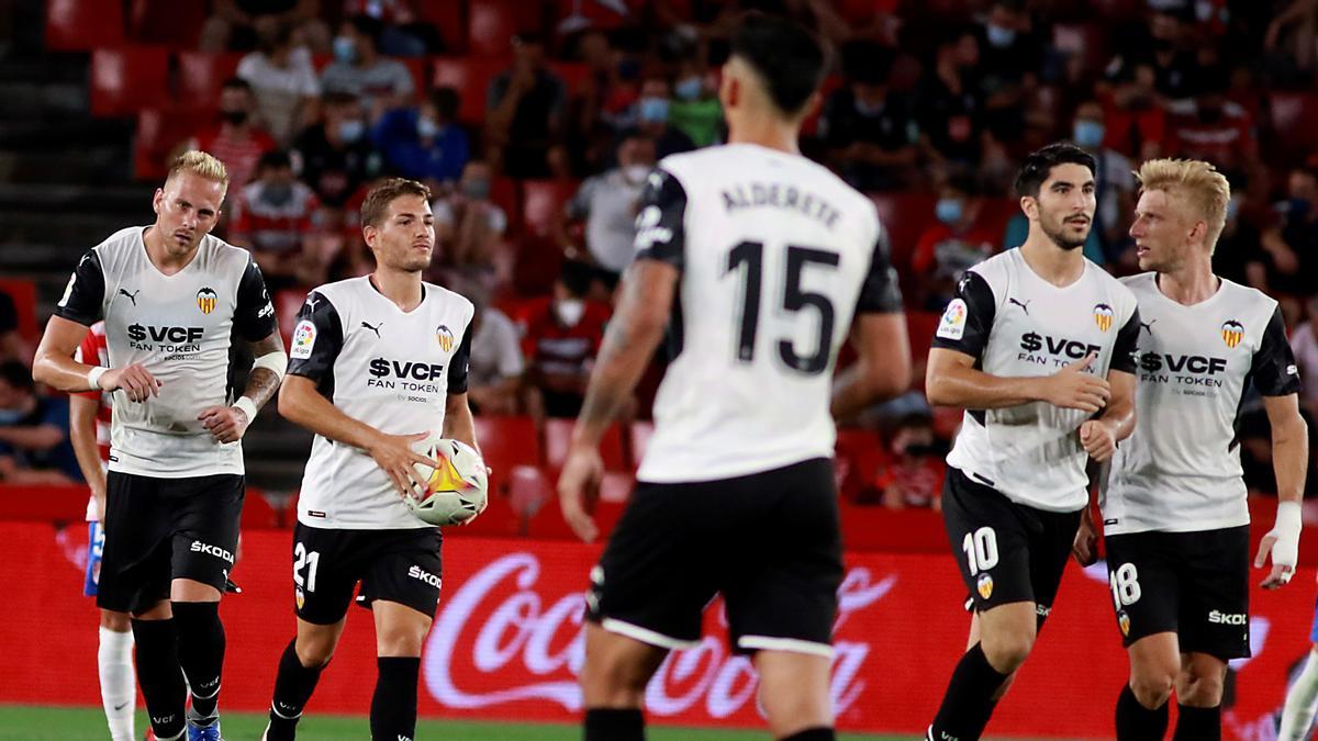 Un gol de penalti de Soler salva un punto para el Valencia.