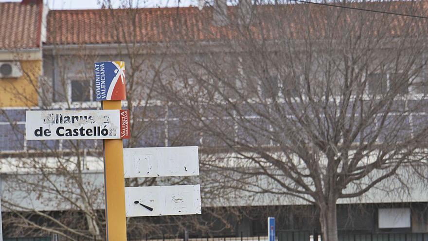 Un indicador del nombre de la población con el topónimo en castellano pintado, ayer. | PERALES IBORRA