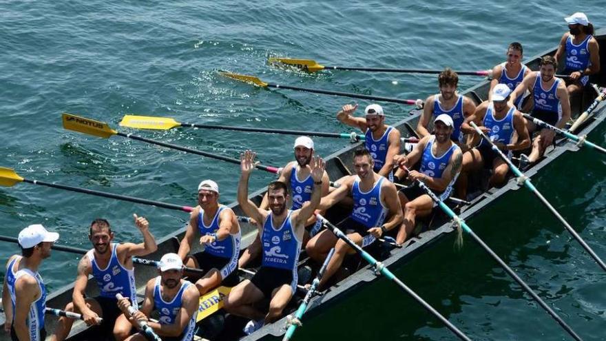 La trainera de Tirán celebrando su buen papel en una de las regatas de esta temporada. // Gonzalo Núñez