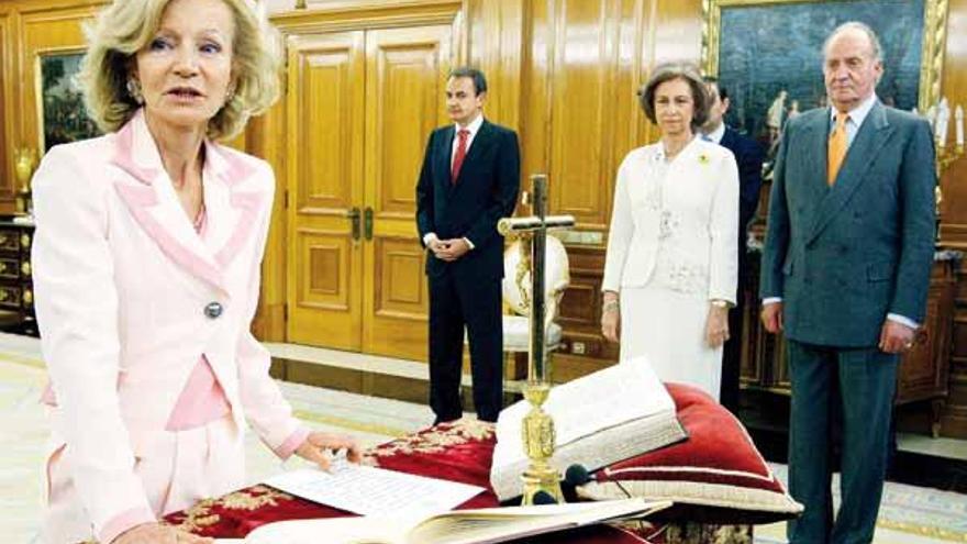 La nueva vicepresidenta segunda y ministra de Economía, Elena Salgado, promete su cargo en presencia de Zapatero y de los Reyes.