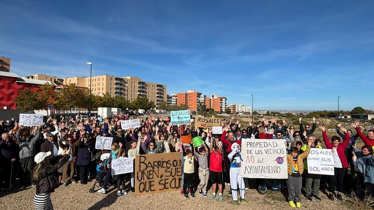 Concentración de vecinos del barrio de Rosales de Canal de Zaragoza, este domingo.