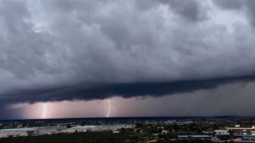 Un geógrafo de la Universidad de Alicante, cazador de rayos y tormentas