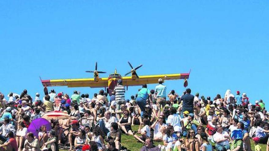 «canadair en el cerro». Fotografía de David Martínez que ganó el premio del Ayuntamiento de Gijón.