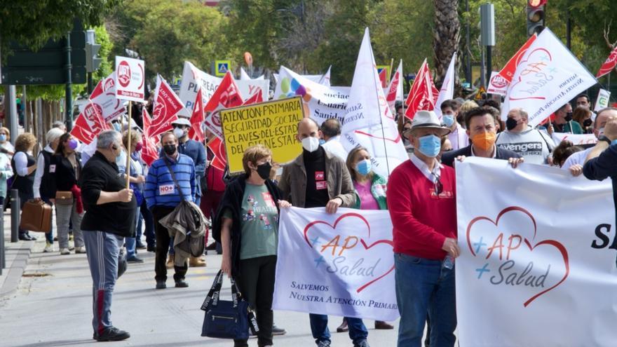 La Marea Blanca comienza a movilizarse y plantea protestas en Murcia por el “deterioro” de la Sanidad