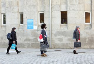 Las mujeres son mayoría en la Xunta pero sufren más la temporalidad y cobran menos