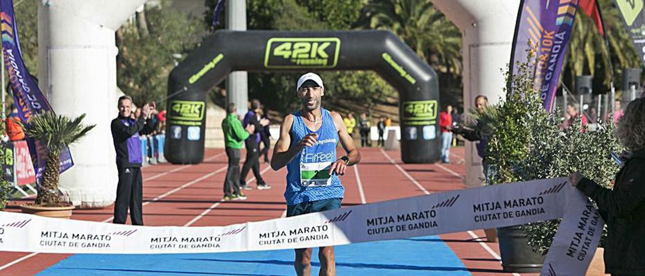 El ganador de la Mitja de Gandia de 2019, Hassan Ahouchar | ÀLEX OLTRA