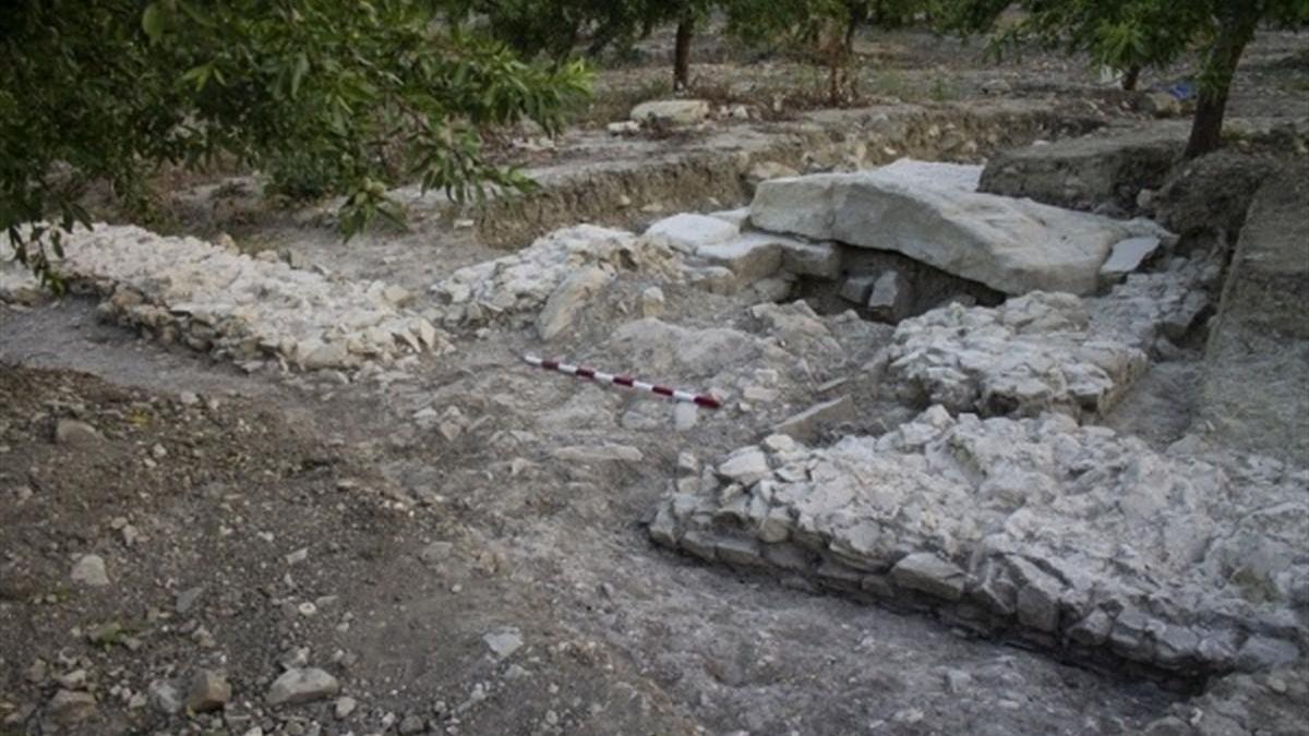 Descubierta la fachada y el graderío del anfiteatro romano de Torreparedones