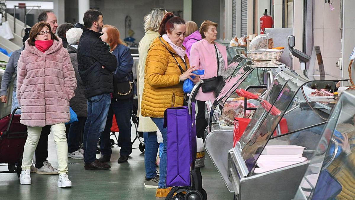 Compradores en el mercado de San Agustín. |   // CARLOS PARDELLAS