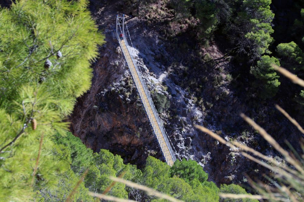 Inauguran el puente colgante de El Saltillo, en la Axarquía