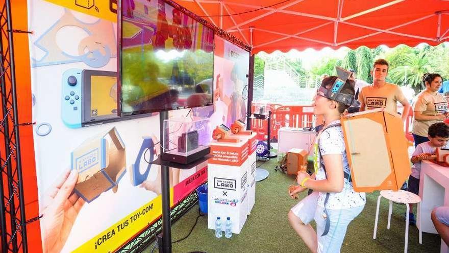 Decenas de niños disfrutaron de nuevos juegos para la Nintendo en la tarde de ayer. // Iñaki Abella