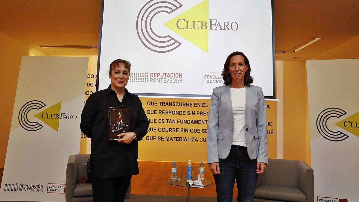 Ángela Vallvey (i.) e Iria Lagarón, ayer en el Club FARO. |  // PABLO HERNÁNDEZ