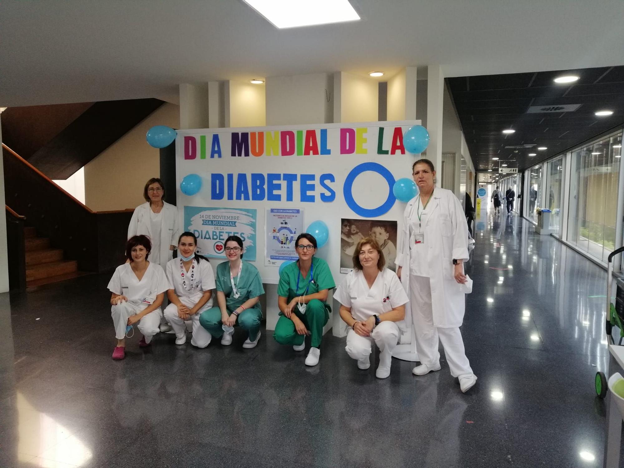 Personal del Hospital General de Elche en el edificio de consultas celebran el Día Mundial de la Diabetes.