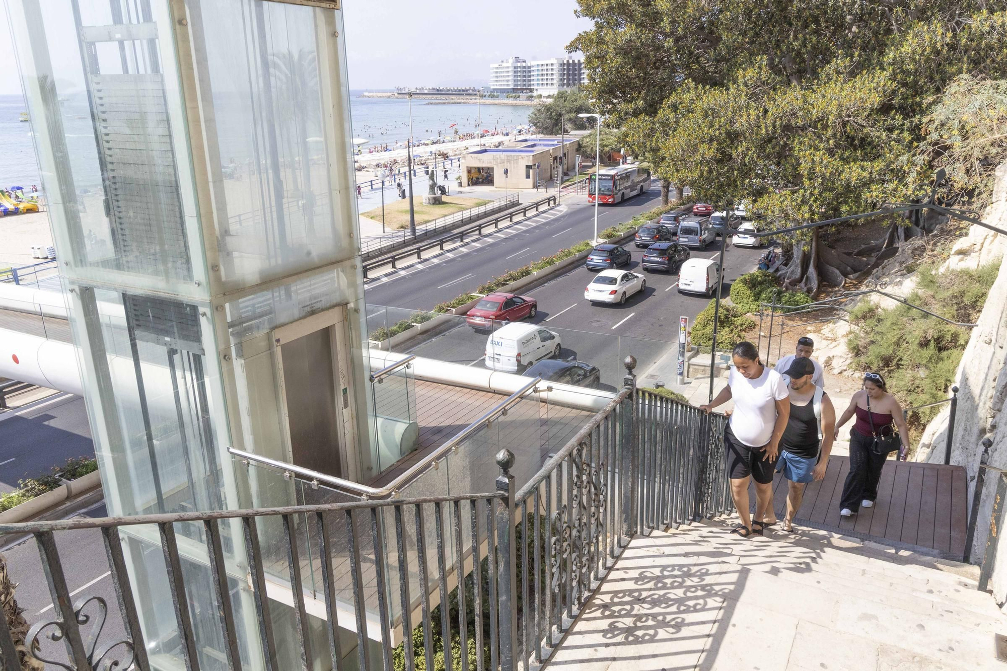 Otro verano sin ascensor para ir a la playa del Postiguet