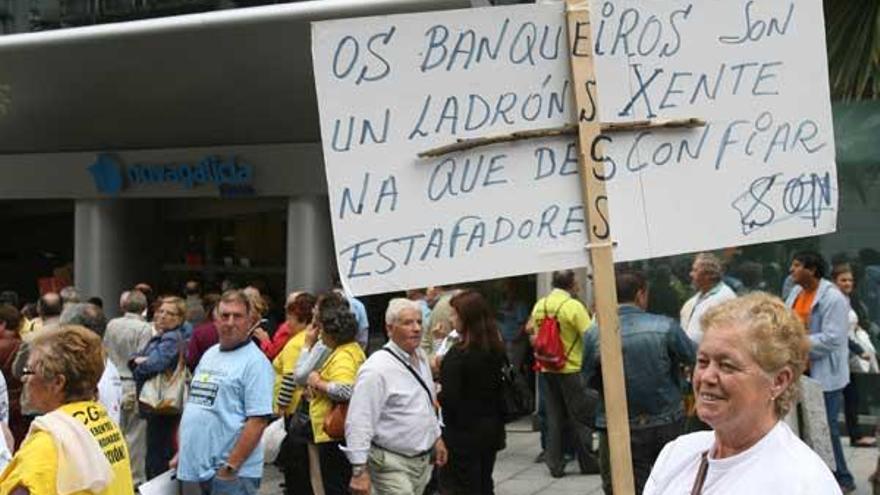 Los afectados de Vigo siguen con su batalla. De nuevo ayer la plataforma de afectados por las preferentes en Vigo salió a las calles para recordar la difícil situación en la que están. La convocatoria recorrió las principales calles del centro de la ciudad, hasta acabar, como es habitual, delante de la sede central de Novagalicia en Vigo. Ya por la tarde, la organización tenía una cita con el abogado encargado de sus caso en el instituto Santa Irene. Las concentraciones de protesta se repitieron en otras localidades pontevedresas, como O Grove. 

J. de Arcos