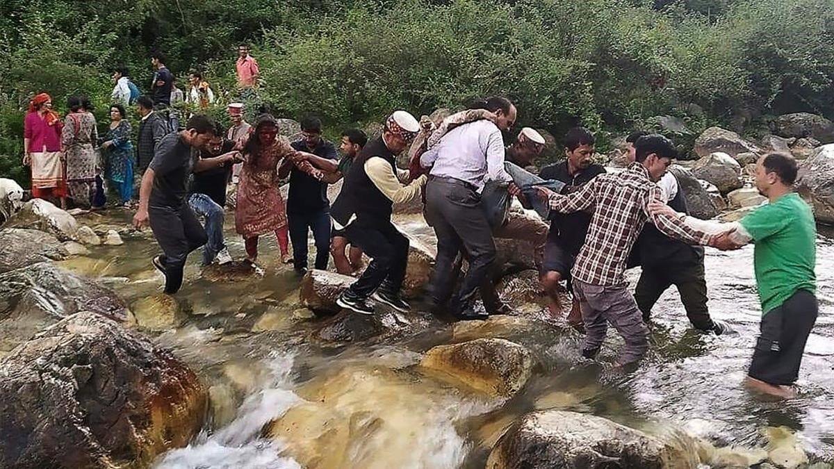 El autobús cayó por un precipicio de 150 metros en el montañoso distrito de Kullu.