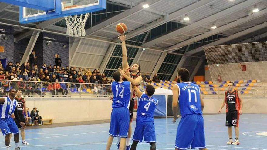 Manu Parada lanza a canasta en el choque ante Ponferrada.