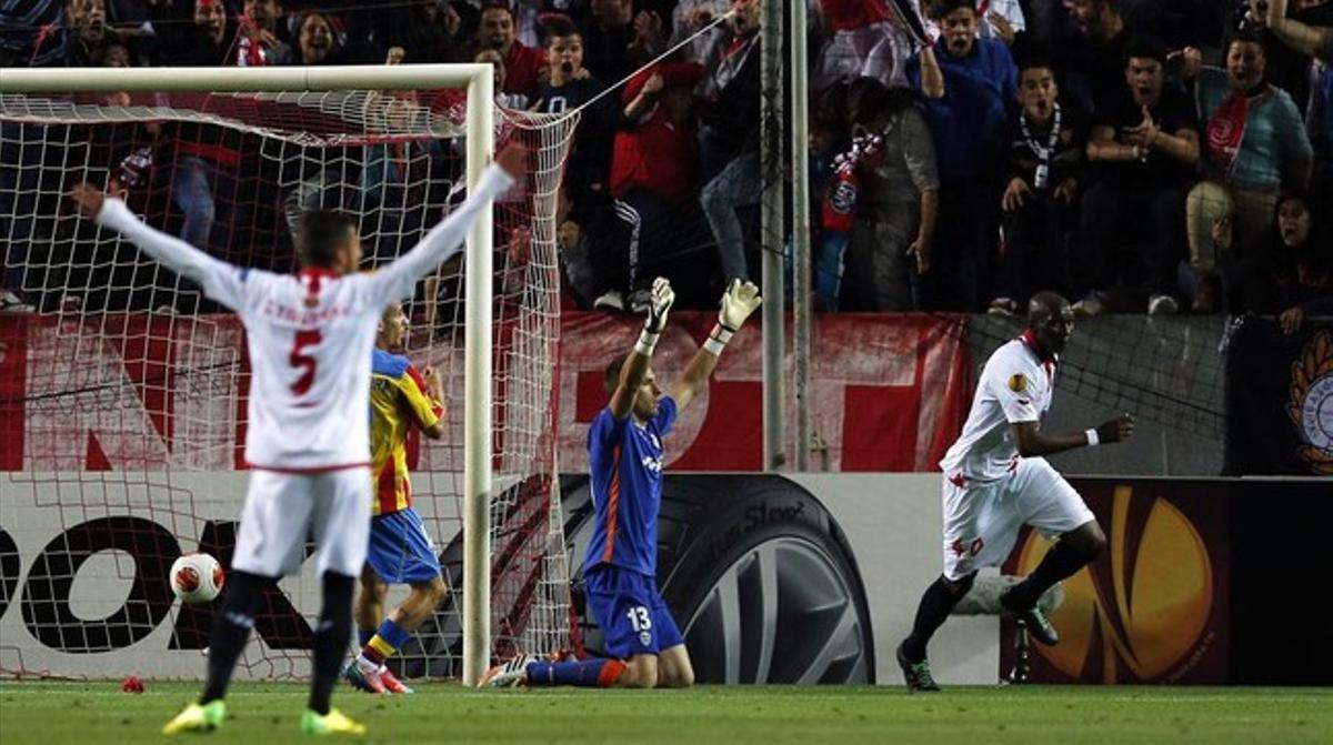 Mbia corre a celebrar el seu gol al València mentre el porter Guaita protesta el clar de fora de joc que no va assenyalar l’àrbitre.