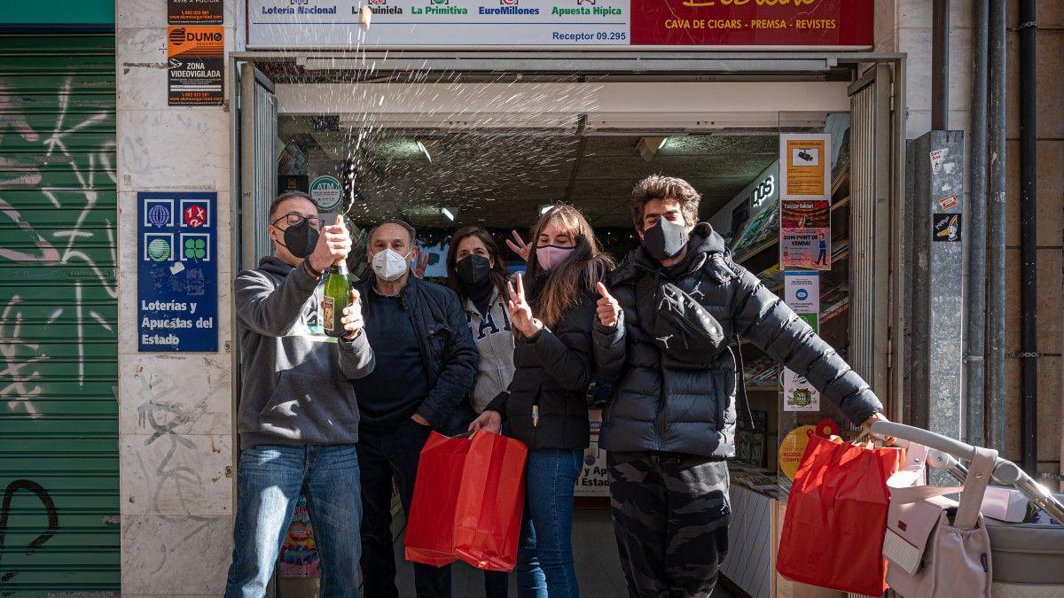 Personas celebrando un premio de la Lotería de Niño el año pasado.