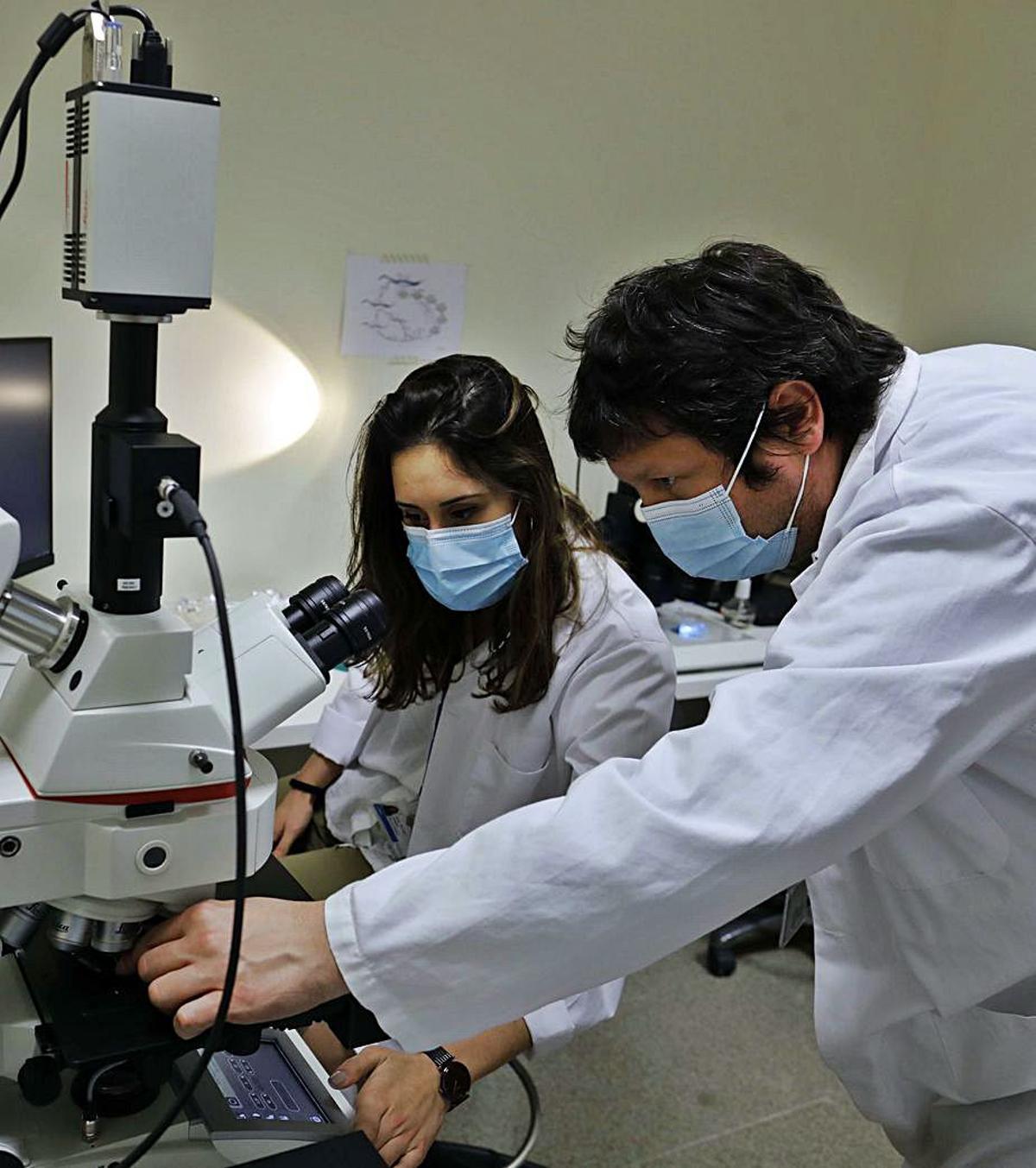 Rafael Vázquez y Ana Pilar Gómez, 
candidata al doctorado en el Instituto 
de Investigación Sanitaria de 
La Fe. M.A.Montesinos
