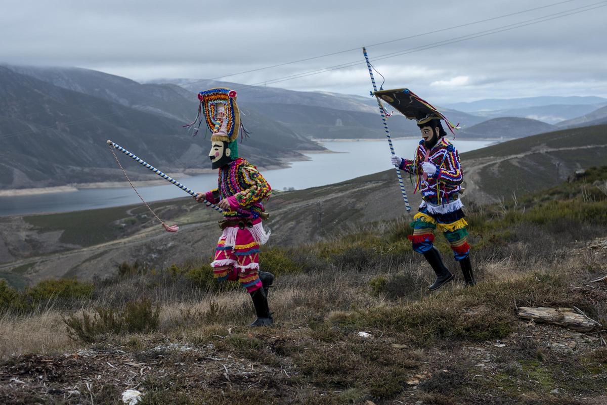 Dos boteiros, ante el majestuoso paisaje de Vilariño de Conso. // BRAIS LORENZO