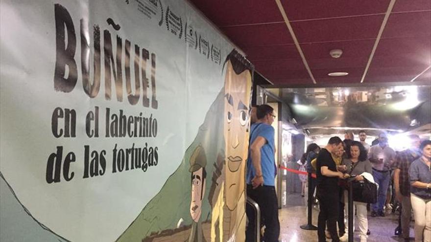 Lleno en el primer pase de ‘Buñuel en el laberinto de las tortugas’ en Cáceres