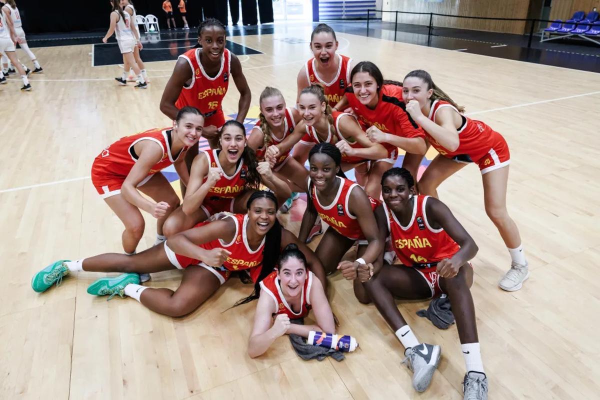 La selección española celebra la primera plaza del grupo.