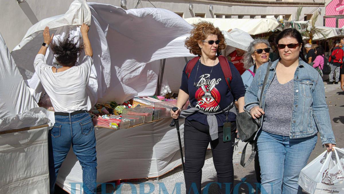 Una mujer cerrando uno de los puestos este mediodía en la Fira de Tots Sants de Cocentaina.