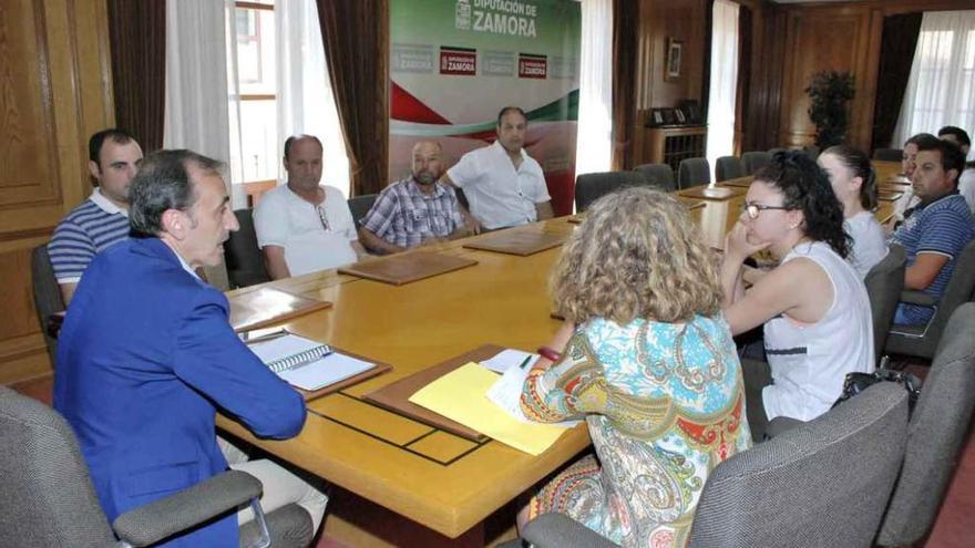 Prieto Calderón, reunido con grupos de mascaradas.