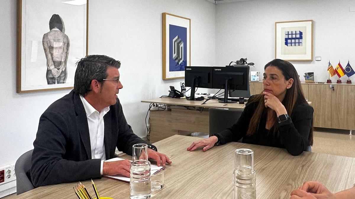 El alcalde de Ontinyent y la Secretaria Autonómica de Universidades.