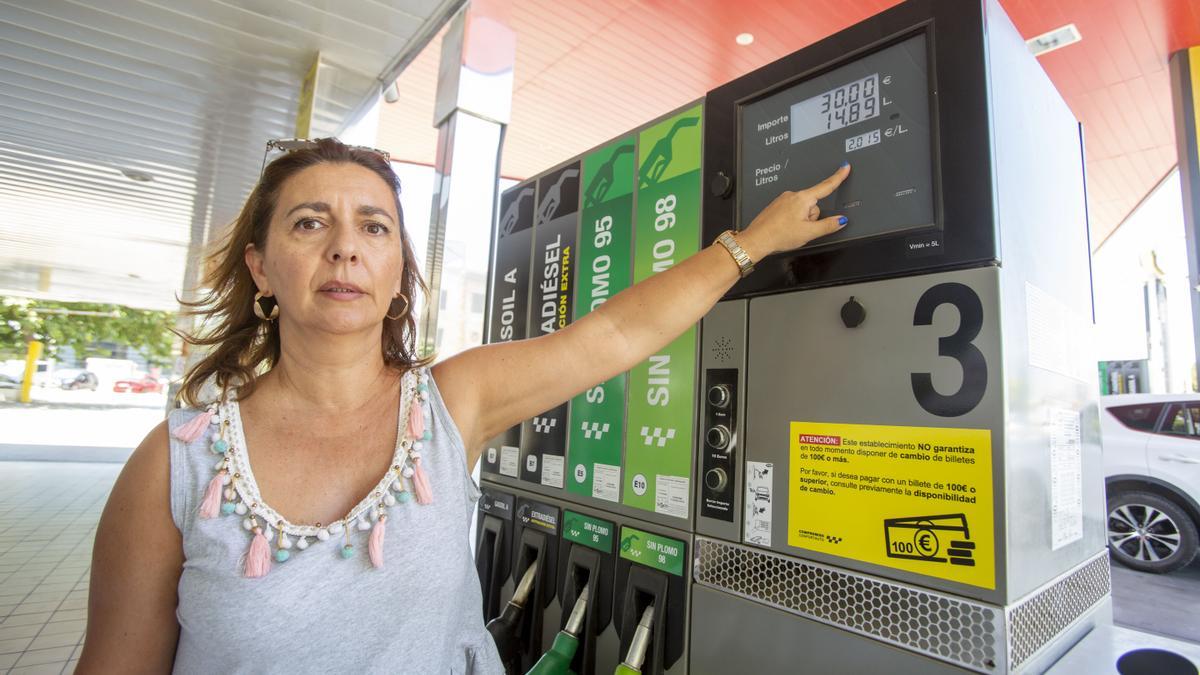 Una usuaria, en una foto de archivo con el precio de la gasolina por encima de los 2 euros