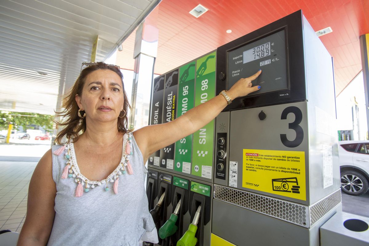 Una usuaria, en una foto de archivo con el precio de la gasolina por encima de los 2 euros