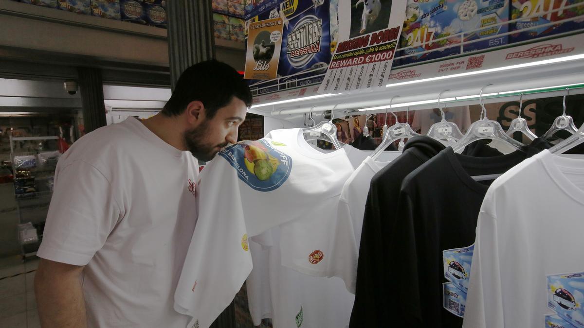 Oliendo una camiseta con estampado olfativo de frutas.