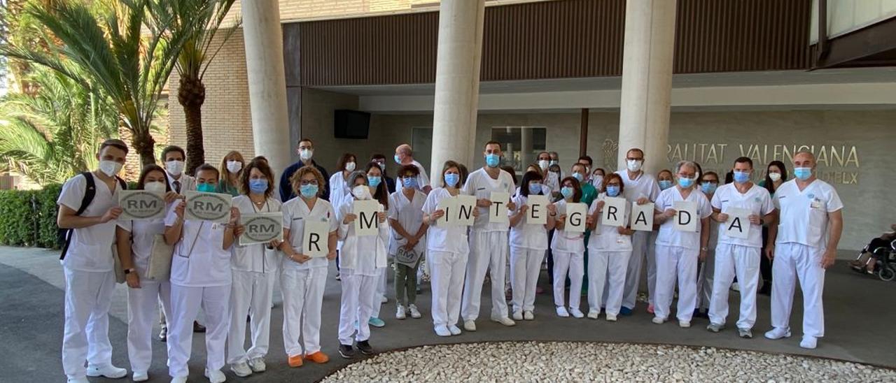 Protesta del Servicio de Radiología esta mañana ante las puertas del Hospital General de Elche