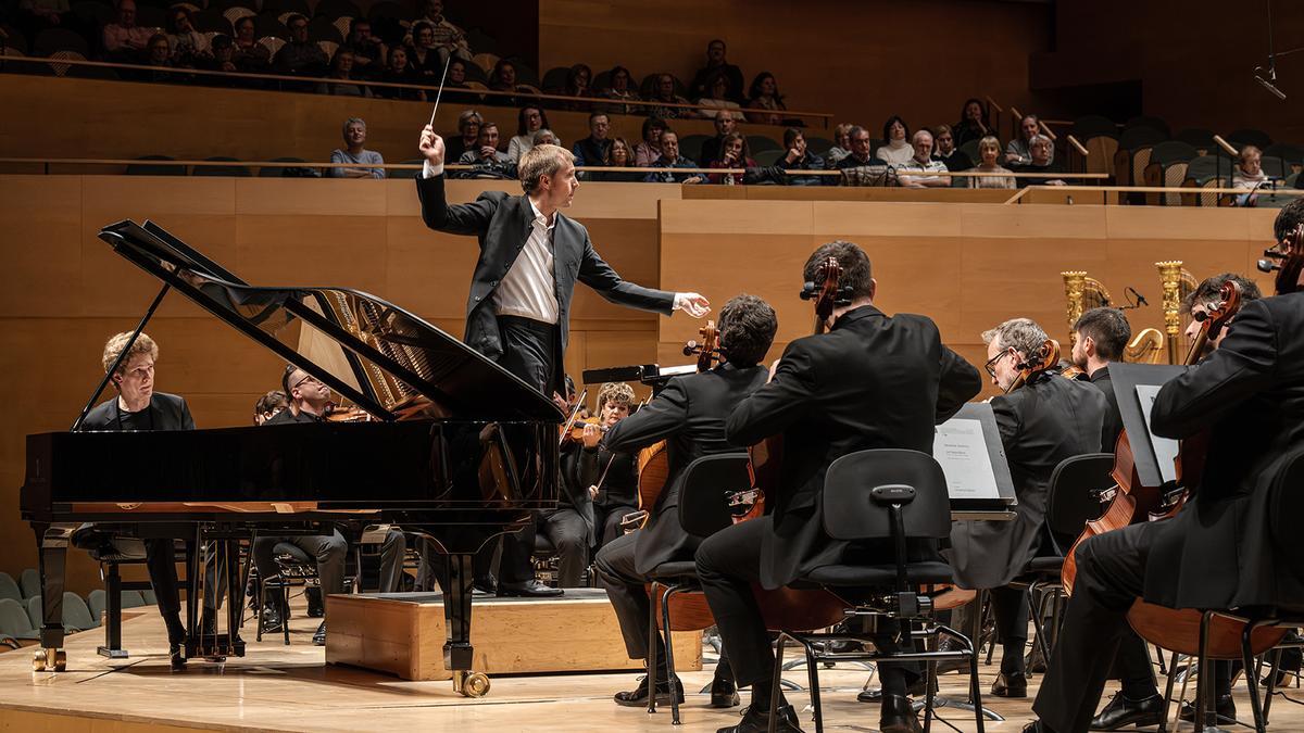 Vasily Petrenko, durante el 'Concierto para piano' de Grieg con Jan Lisiecki y la OBC.