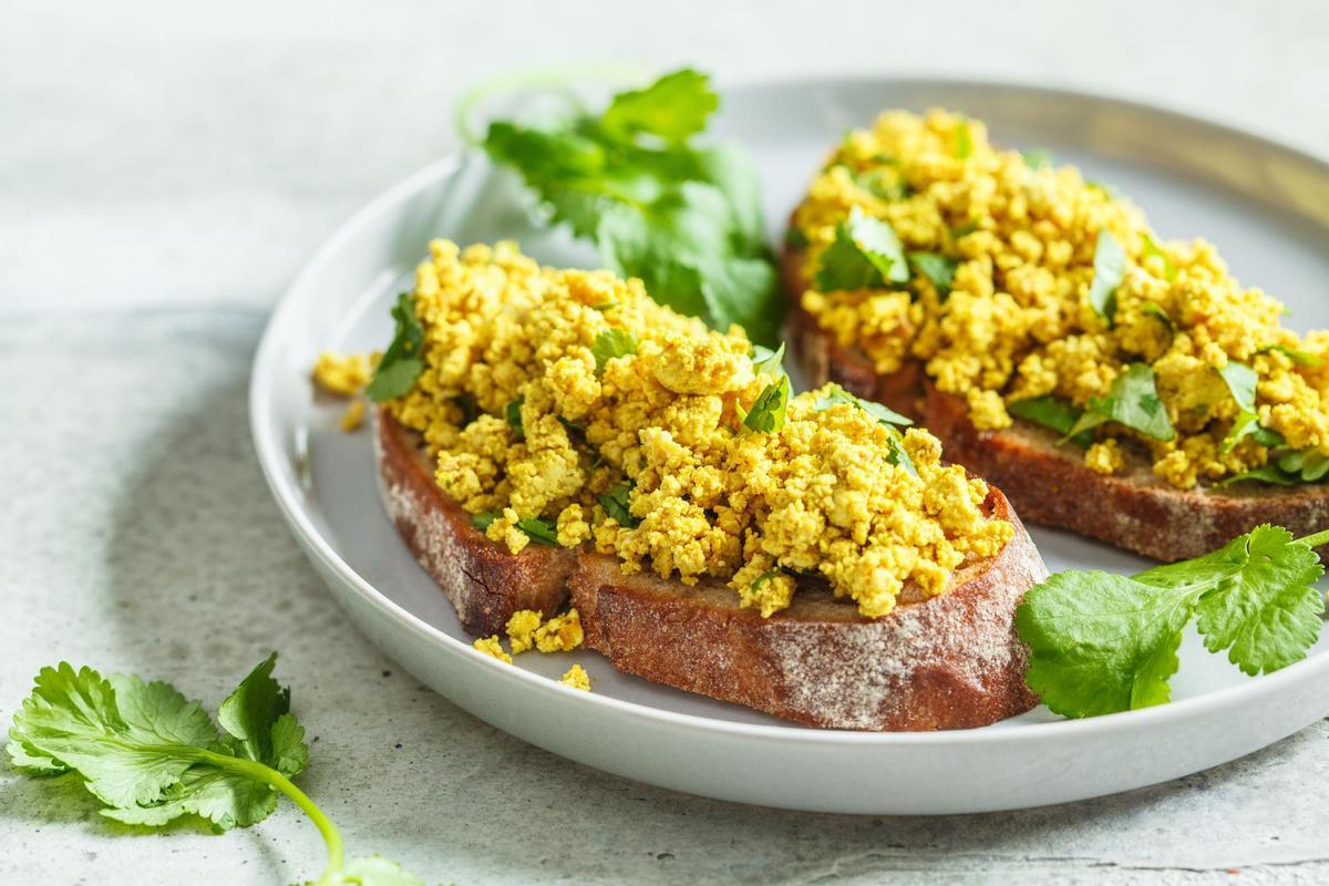 Dos bocados de revuelto de tofu.