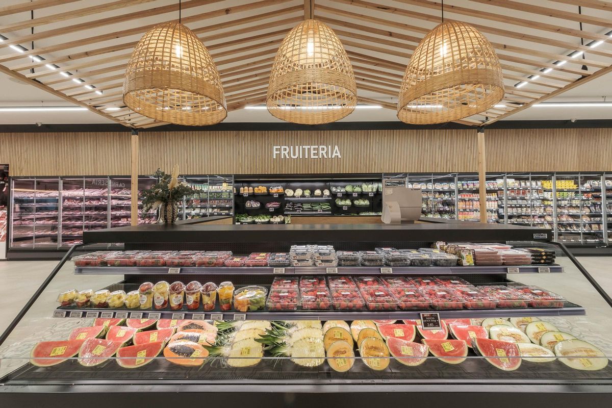 Interior de l'hipermercat Monserrat amb el nous espai dedicatr a la fruita i la verdura